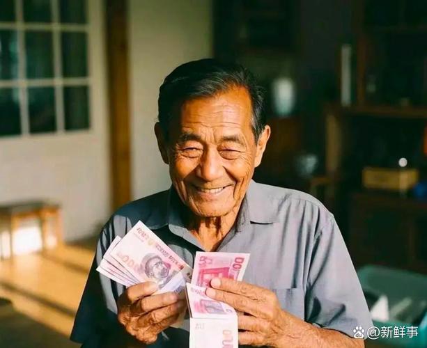 李大爷拿着提取的现金微笑
